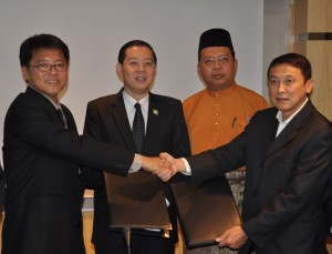 KETUA Menteri (dua dari kiri) dan Setiausaha Kerajaan Negeri , Datuk Farizan Darus (dua dari kanan) menyaksikan upacara pertukaran perjanjian persefahaman (MoU) antara wakil REDTone International Berhad dan wakil PDC Telecommunication Sdn.Bhd.. 