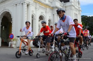 SEBAHAGIAN peserta mengayuh basikal beroda kecil bersempena penganjuran kayuhan amal Ride For Sight di sini baru-baru ini.
