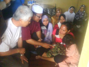 PHEE Boon Poh (kiri sekali) bersama Setiausaha Perbandaran, Rozali Mohamud (dua dari kiri) memberi sumbangan kepada ibu mangsa kebakaran. 