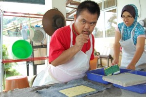 SALAH seorang pekerja sedang menyiapkan produk kertas daripada batang pisang.  