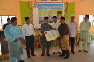 MANSOR Othman (empat dari kiri) menyerahkan replika cek sumbangan kepada Muhammad Fadzil Alias (tiga dari kanan) sambil disaksikan Abdul Malik Abul Kassim (empat dari kanan) dan Mohd. Salleh Man (dua dari kanan) pada Majlis Penyerahan Sumbangan Kerajaan Negeri Pulau Pinang kepada Sekolah Agama Rakyat bagi Tahun 2012 di SABK al-Masriyah di sini baru-baru ini. 