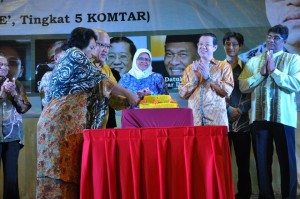 PROFESOR Emeritus Muhammad Salleh (depan, dua dari kiri) memotong pulut kuning sambil disaksikan Ketua Menteri dan dif-dif kehormat pada Malam Kemuncak Sambutan Ulangtahun Kelahiran Sasterawan Negara, Profesor Emeritus Muhammad Salleh oleh Penang Institut (PI) di sini baru-baru ini.