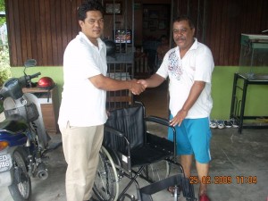 ABDUL Jalil Che Ros menyampaikan sebuah kerusi roda kepada seorang penduduk yang memerlukan di sini baru-baru ini. 