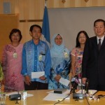 GURU Besar dan guru-guru dari empat buah sekolah yang menerima insentif khas bergambar kenang-kenangan bersama Lim Guan Eng (tiga dari kanan), Timbalan Ketua Menteri II, Prof. Dr. P.Ramasamy (dua dari kanan) dan Exco Kesihatan, Kebajikan, Masyarakat Penyayang dan Alam Sekitar, Phee Boon Poh (kanan sekali). 