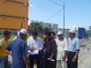SIM Tze Tzin (enam dari kanan) mengadakan perbincangan bersama wakil pemaju selepas melawat tapak projek di perkampungan Sungai Nibong Pantai di sini baru-baru ini