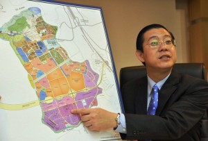 LIM Guan Eng menunjukkan lakaran pelan perkampungan Industri Kecil dan Sederhana atau dikenali sebagai SME Village yang bakal direalisasikan di Batu Kawan baru-baru ini. 