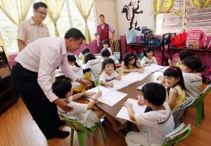 AHLI Majlis MPSP, Soon Lip Chee (kiri sekali) beramah mesra dengan kanak-kanak di Tadika Star Bright, Taman Chai Leng di sini baru-baru ini.
