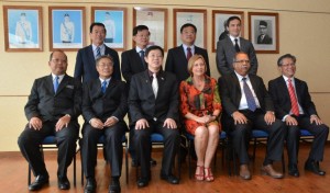 KETUA Menteri dan barisan pemimpin Kerajaan Negeri Pulau Pinang bergambar kenang-kenangan bersama delegasi dari Australia Selatan.