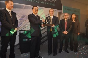DANIEL Starks (tiga dari kanan) menyampaikan plat penghargaan kepada Lim Guan Eng (dua dari kiri) pada majlis perasmian St. Jude Medical (M) Sdn. Bhd. di sini baru-baru ini. 
