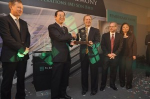 DANIEL Starks (tiga dari kanan) menyampaikan plat penghargaan kepada Lim Guan Eng (dua dari kiri) pada majlis perasmian St. Jude Medical (M) Sdn. Bhd. di sini baru-baru ini. 