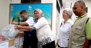 MANSOR Othman (kiri sekali), Maimunah Mohd. Sharif (dua dari kiri), Chong Eng (dua dari kanan) dan salah seorang ahli jawatankuasa PGC, Rosli Hassan (kanan sekali) mendemonstrasikan cara pengurusan dan pembuangan sisa buangan plastik pada Majlis Pelancaran Sudut Sisa Sifar JKKK Taman Alma Jaya di sini baru-baru ini.