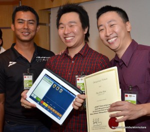 MOHD. Faizal Abd. Wahab (kiri), Tan Yin Keat (tengah) dan Tan Yin See (kanan) menunjukkan sijil penghargaan daripada Kerajaan Negeri di sini baru-baru ini.