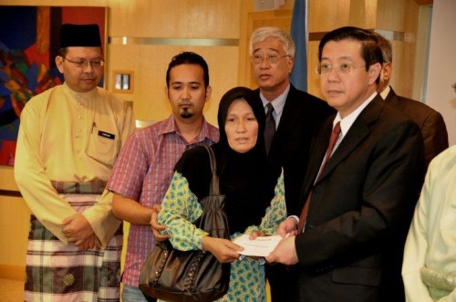 BANI Amin Djaafar (tiga dari kiri) menerima sumbangan daripada Ketua Menteri sambil ditemani anak lelakinya (dua dari kiri). Turut hadir, Setiausaha Kerajaan Negeri, Datuk Farizan Darus (kiri sekali) dan Pengerusi Jawatankuasa Kebajikan dan Masyarakat Penyayang, Phee Boon Poh (empat dari kiri).