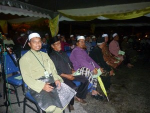 MOHD. Kamil Abu Bakar (hadapan, kiri sekali) bergambar bersama para peserta Forum Perdana Hal Ehwal Islam di sini baru-baru ini.