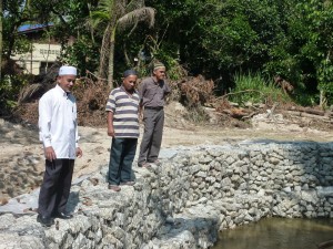 MAKTAR Shapee (kiri sekali) meninjau  projek pembinaan sangkar batuan di tebing Sungai Duri, Sungai Bakap, SPS di sini baru-baru ini. 