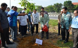 MANSOR Othman (empat dari kanan) menyiram pokok yang baru ditanam bersempena Kempen Tanam Pokok Peringkat SPT baru-baru ini. 