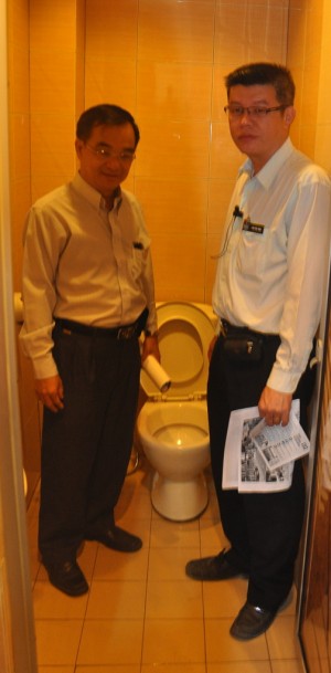 TEOH Seang Hooi (kiri) ditemani Ahli Majlis MPSP, Lim Eng Nam ketika menjalankan penilaian terhadap salah sebuah tandas di Bayu Mutiara di sini baru-baru ini.