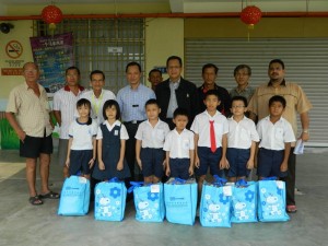 SEBAHAGIAN murid-murid dan guru-guru SJK (C) Pantai Acheh bergambar kenang-kenangan bersama Abd. Halim Hussain (barisan belakang, empat dari kanan) dan Mohamad Shawal Ahmed (barisan belakang, kanan sekali). 