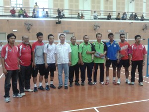 BEREGU yang mengungguli Kejohanan Badminton Muafakat Balik Pulau 2012 bergambar kenang-kenangan bersama Yusmadi Yusoff (lima dari kiri) dan Halil Sabri Hamid (kanan sekali).