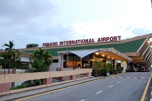LAPANGAN Terbang Antarabangsa Bayan Lepas kini giat dinaiktaraf bagi merancakkan kesinambungan kelancaran sistem pengangkutan di Pulau Pinang.