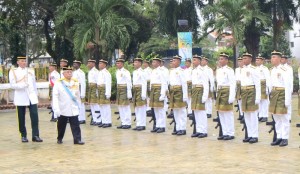 TYT Tun  Dato’ Seri Utama (Dr.) Haji Abdul Rahman Haji Abbas semasa Istiadat Kawalan Kehormat ke atas Batalion ke-4, Rejimen Renjer Diraja, di sini. 