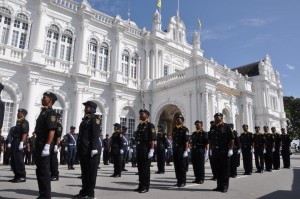 ANGGOTA Unit Trafik MPPP berbaris di hadapan Dewan Bandaraya semasa Majlis Perasmian Untuk Penguatkuasaan Mengapit Roda Serta Menunda Kenderaan diadakan baru-baru ini.