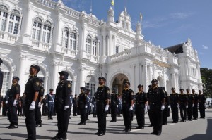 ANGGOTA Unit Trafik MPPP berbaris di hadapan Dewan Bandaraya semasa Majlis Perasmian Untuk Penguatkuasaan Mengapit Roda Serta Menunda Kenderaan diadakan baru-baru ini. 