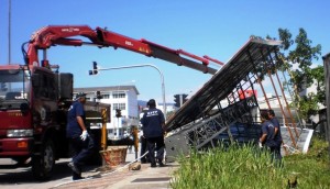 KERJA-kerja menurunkan papan tanda ‘haram’ di George Town bukti komitmen Bahagian Penguatkuasaan MPPP.