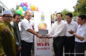 (Dari kiri), ROZALI Mohamud, Lim Hock Seng, P. Ramasamy, Ketua Menteri, Ooi Chuan Aun dan Wee Chong Meng pada Majlis Perasmian WiFi percuma Peringkat DUN Perai di sini baru-baru ini.