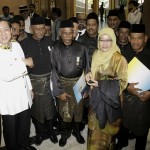 KETUA Menteri bersalaman dengan salah seorang 'wira tidak disanjung' MPPP selepas penganuegerahan Pingat Bakti Setia (PBS) sempena sambutan hari jadi Tuan Yang Dipertua Negeri yang ke-72 di sini. 