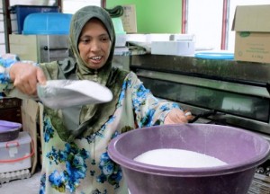 WADI Ana Md. Husin memasukkan sukatan gula untuk membuat adunan bahulu.