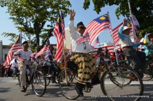 KUMPULAN Basikal Klasik Mutiara yang menjadi salah satu gimik perbarisan.