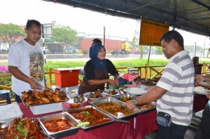 YUSMAN Yusof dan isteri meramahi pelanggan di restoran milik mereka.