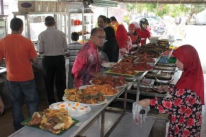 PENYEDIAAN pelbagai hidangan lauk-pauk menjadi tarikan utama Restoran Peladang.