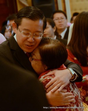 LIM Guan Eng memeluk erat ibunya selepas Majlis Angkat Sumpah Ketua Menteri di Seri Mutiara. 