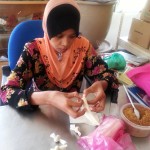  ANAK Zainab Burhan yang banyak membantu dalam penghasilan produk. 