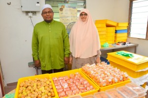 SHAMSUL Bahrin Din dan Asfah Mohd. Shariff dengan hasil produk keluaran mereka.