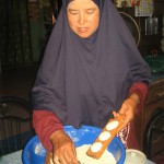 KAK Yah dengan teknik pembuatan kuih warisan keluarganya. 