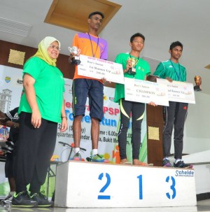 Maimunah with the winners of the Boys’ Junior category.