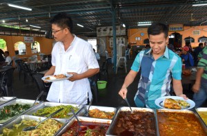 PARA pengunjung sedang memilih kepelbagaian lauk-pauk yang dsediakan