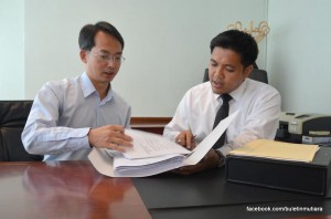 Law Choo Kiang (kiri) menyerahkan tugas dan portfolio Exco Pertanian dan Industri Asas Tani, Pembangunan Luar Bandar dan Tebatan Banjir kepada Dr. Afif Bahardin (kanan) di Komtar baru-baru ini.