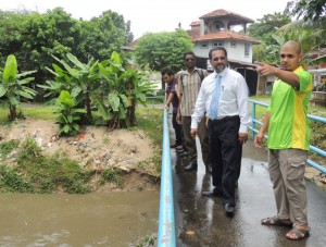 JAGDEEP Singh Deo (dua dari kanan) dan Izwan Nizam abdul Kadir (kanan sekali) meninjau keadaan sungai yang menjadi punca banjir kilat di Kampung Kebun Lama di sini.