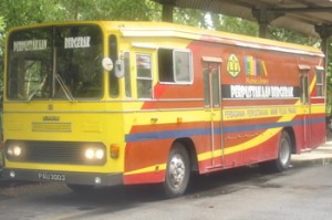 BAS perpustakaan b e rg e r ak yang digunakan untuk m e n d e k a t i m a s y a r a k a t kampung, desa dan taman-taman perumahan.