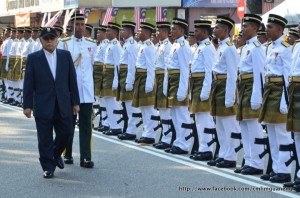 ABDUL Rahman Abbas melakukan pemeriksaan  hormat perbarisan