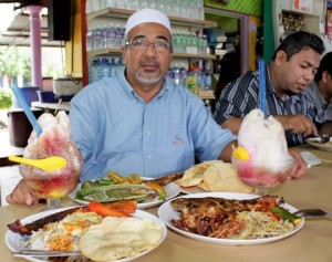 MOHD. Radzuan Rahim menunjukkan lauk-pauk istimewa Restoran Peladang miliknya.