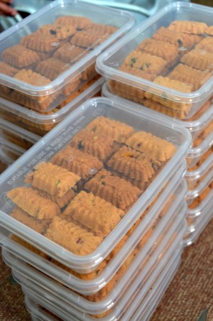 PRODUK kuih raya yang siap dibungkus.