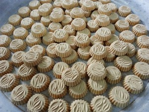 KUIH putu kacang yang menjadi permintaan ramai. 