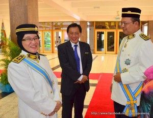 AR. Patahiyah Ismail (kiri sekali) ceria sambil ditemani Farizan Darus (kanan sekali) dan Setiausaha Perbandaran MPPP, Ir. Ang Aing Thye.