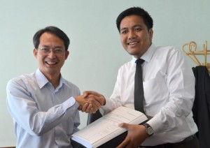 Law (left) handing over some files to Dr. Afif, Penang’s new exco for Agriculture & Agro-based Industry, Rural Development and Flood Mitigation.