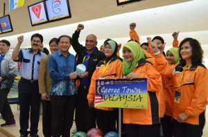 EXCO Pembangunan Pelancongan dan Kebudayaan, Law Heng Kiang (depan, berbaju batik) menyampaikan cenderamata kepada wakil pasukan George Town pada penganjuran Asian Inter-City Bowling 2012.
